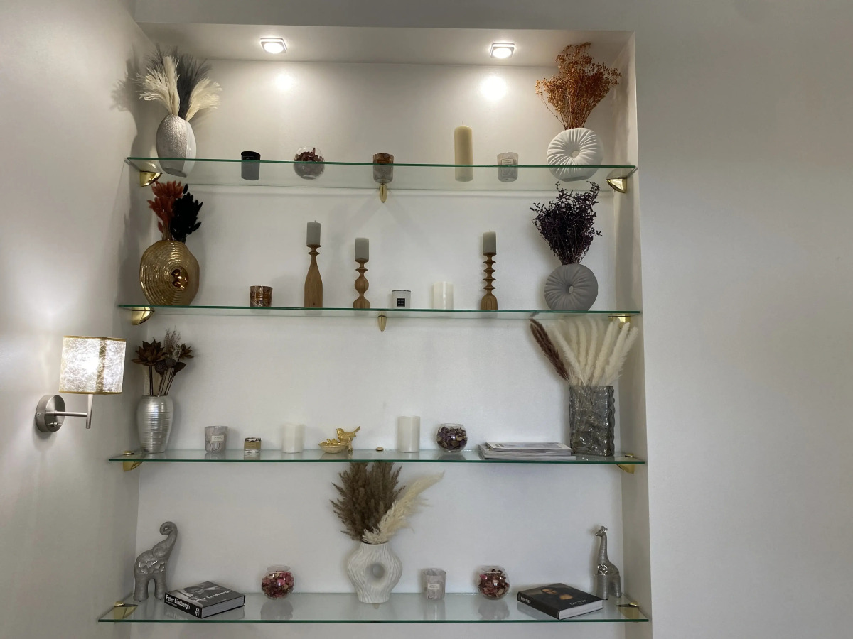 Апартаменты в современном стиле с камином