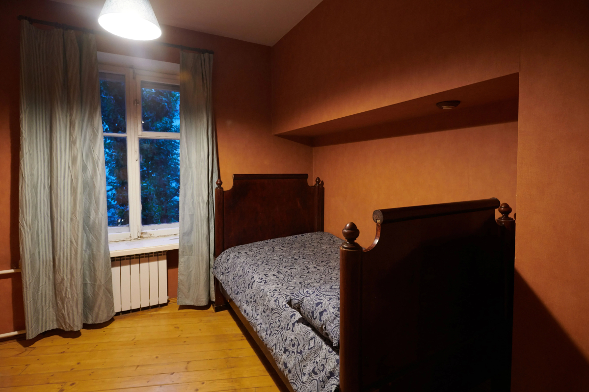 Квартира старинная мебель в лучах солнца