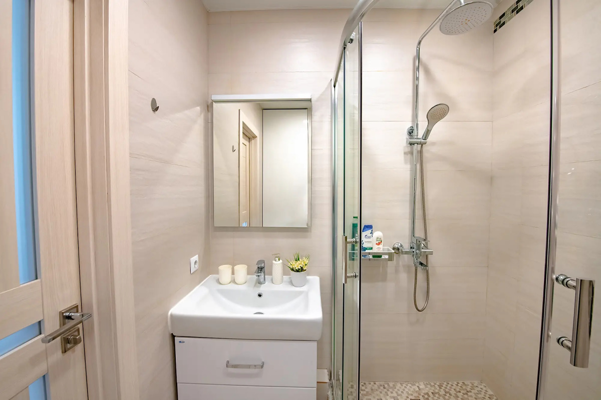 Апартаменты на высоком этаже, рядом с театром и мостом, недалеко от центра. Фастовская 29.