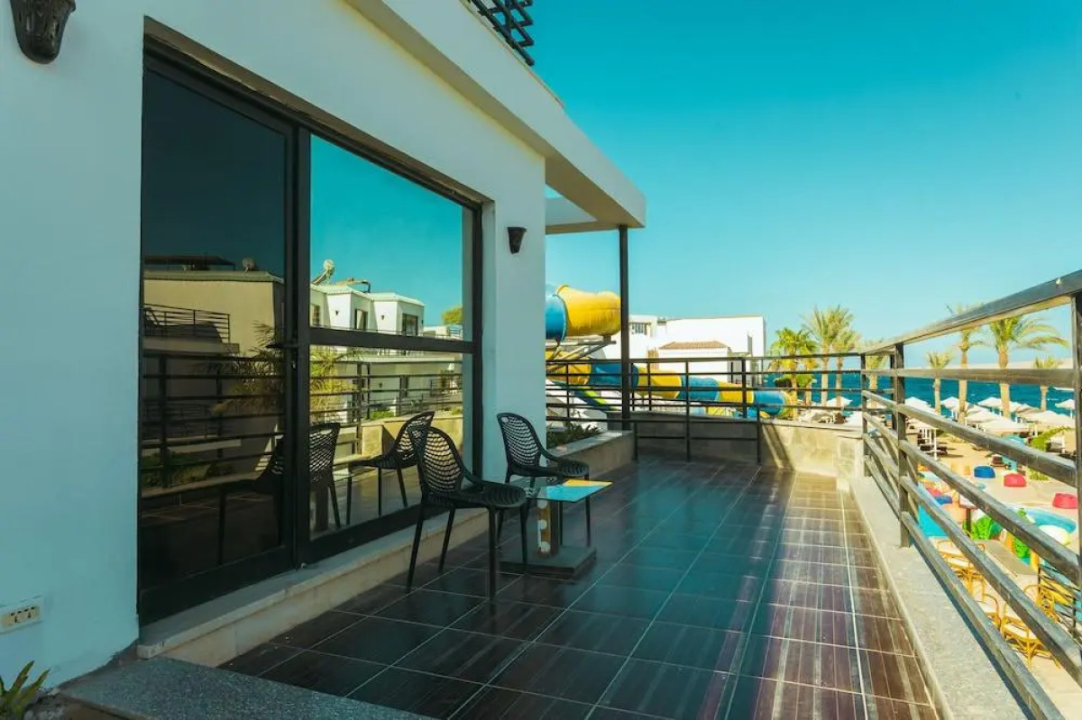 La Rosa Waves Beach - Couple & Families Only