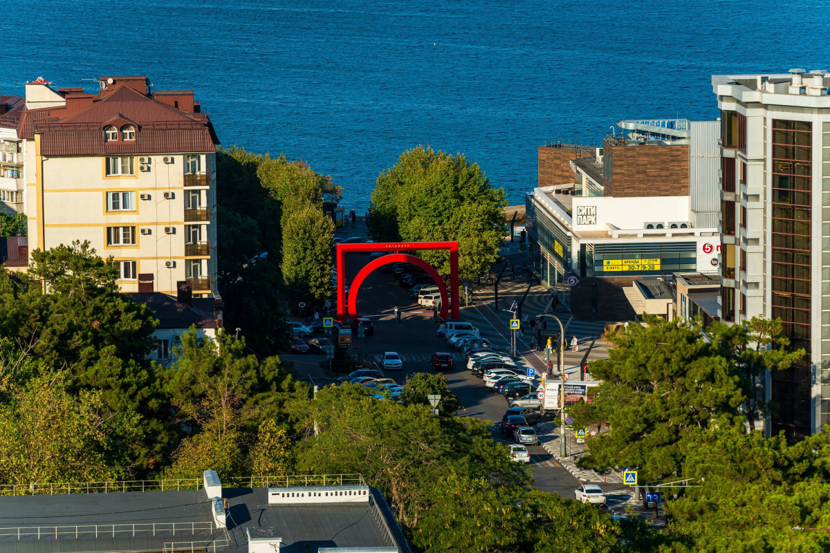 Апартаменты трехкомнатные с панорамным видом на город и море в центре Новороссийска от LetoApart