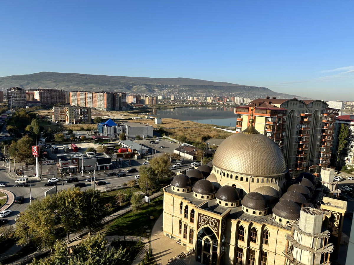 Апартаменты "Эленика" Двухкомнатая квартира в Махачкале с видом на озеро и мечеть