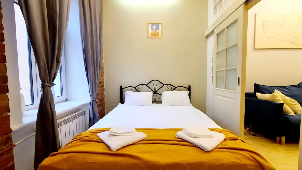 Апартаменты на Большом 13 Два Окна в Спальне