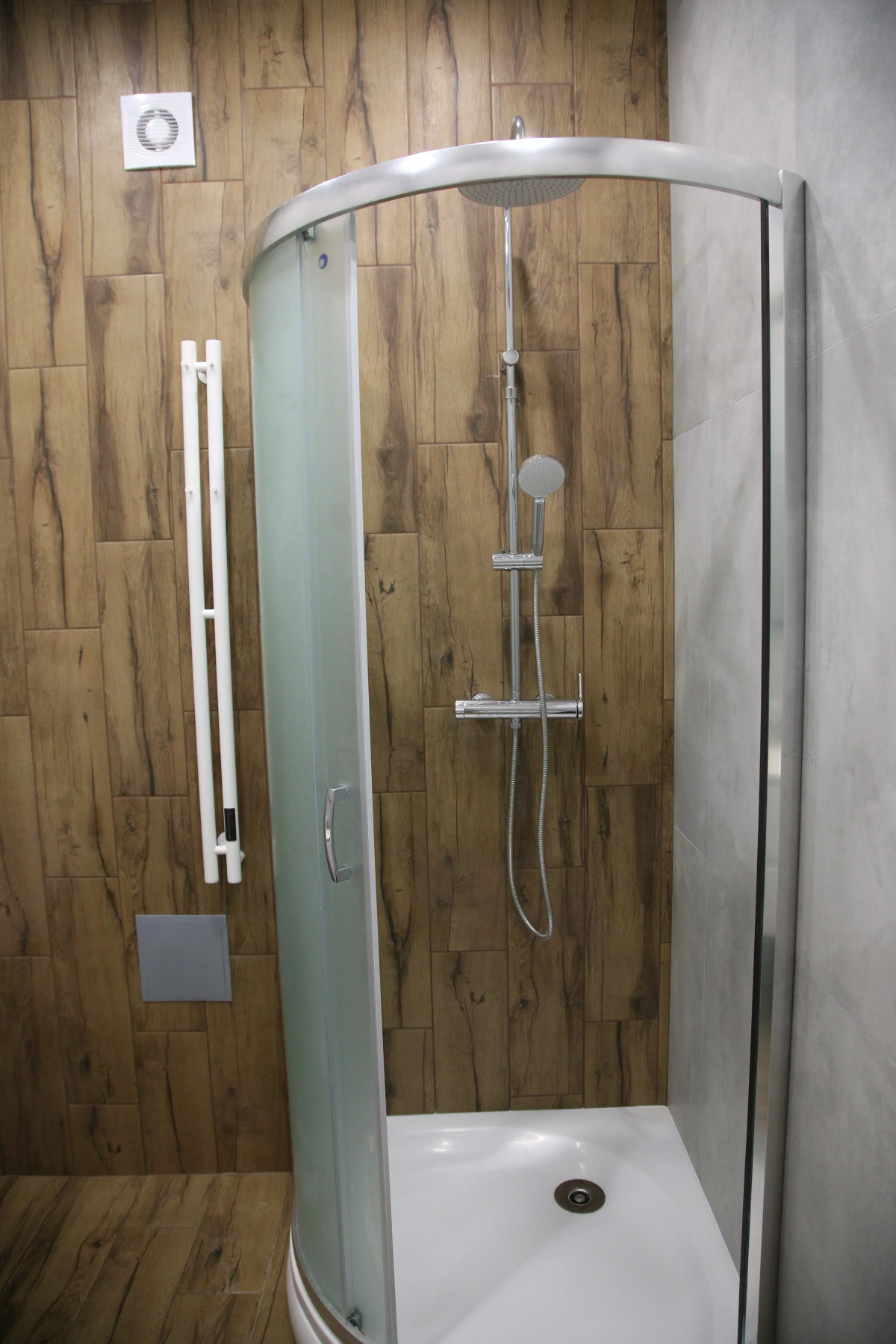 Апартаменты Уорхол - апельсин и капучино в интерьере с собственным двориком для BBQ в 10 минутах от центра