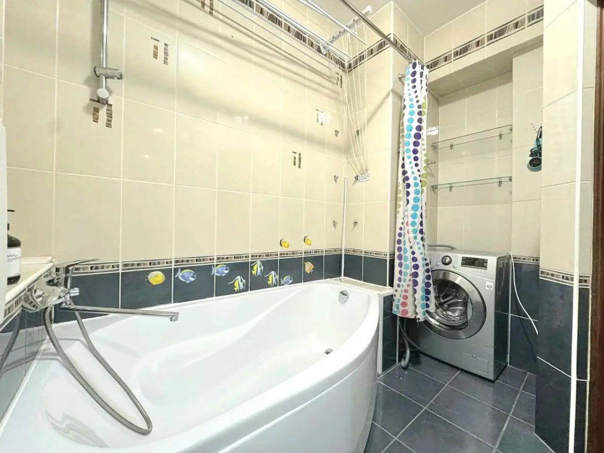 Квартира Трехкомнатная с Балконом и Кондиционером в Центре на Весенней