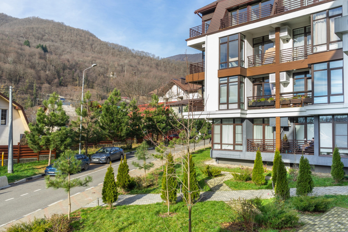 Квартира Студия с витражными окнами с видом на лес и горы