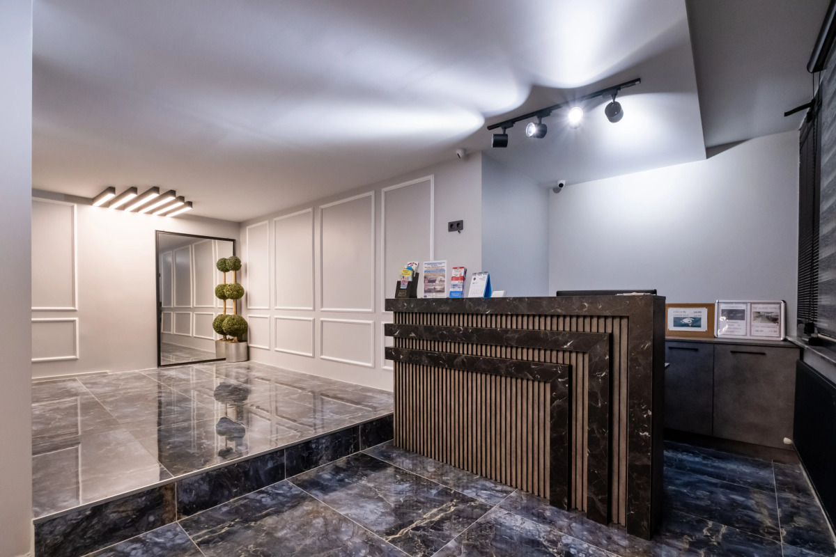 Отель The Queen Hotel