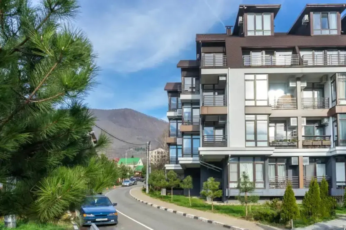 Квартира Студия с витражными окнами с видом на лес и горы