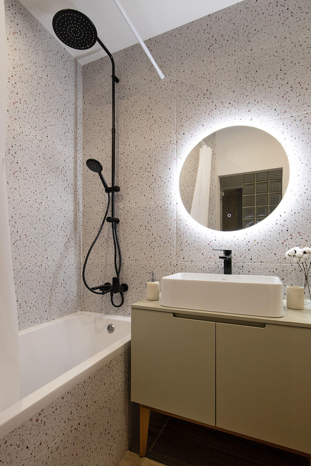 Апартаменты улучшенные в новом доме с качелей