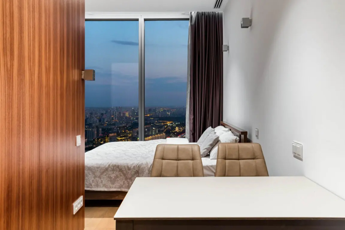 Студия для двоих на 74-м этаже