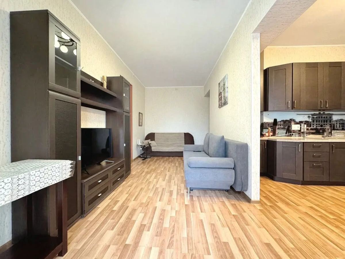 Квартира Трехкомнатная с Балконом и Кондиционером в Центре на Весенней