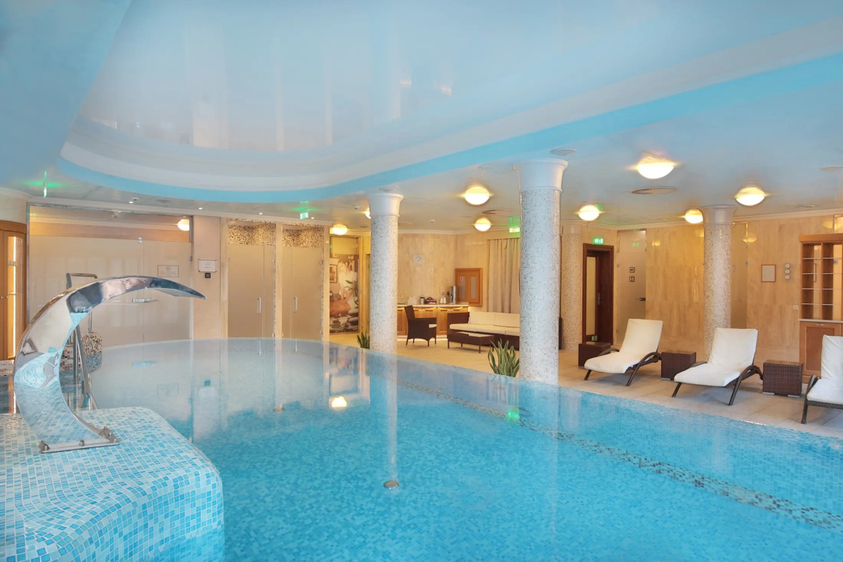 Resort Retro Riverside Wellness