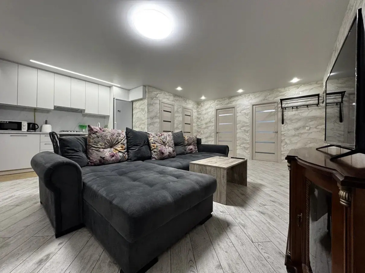 Апартаменты Трехкомнатные на Днепровском бульваре 66