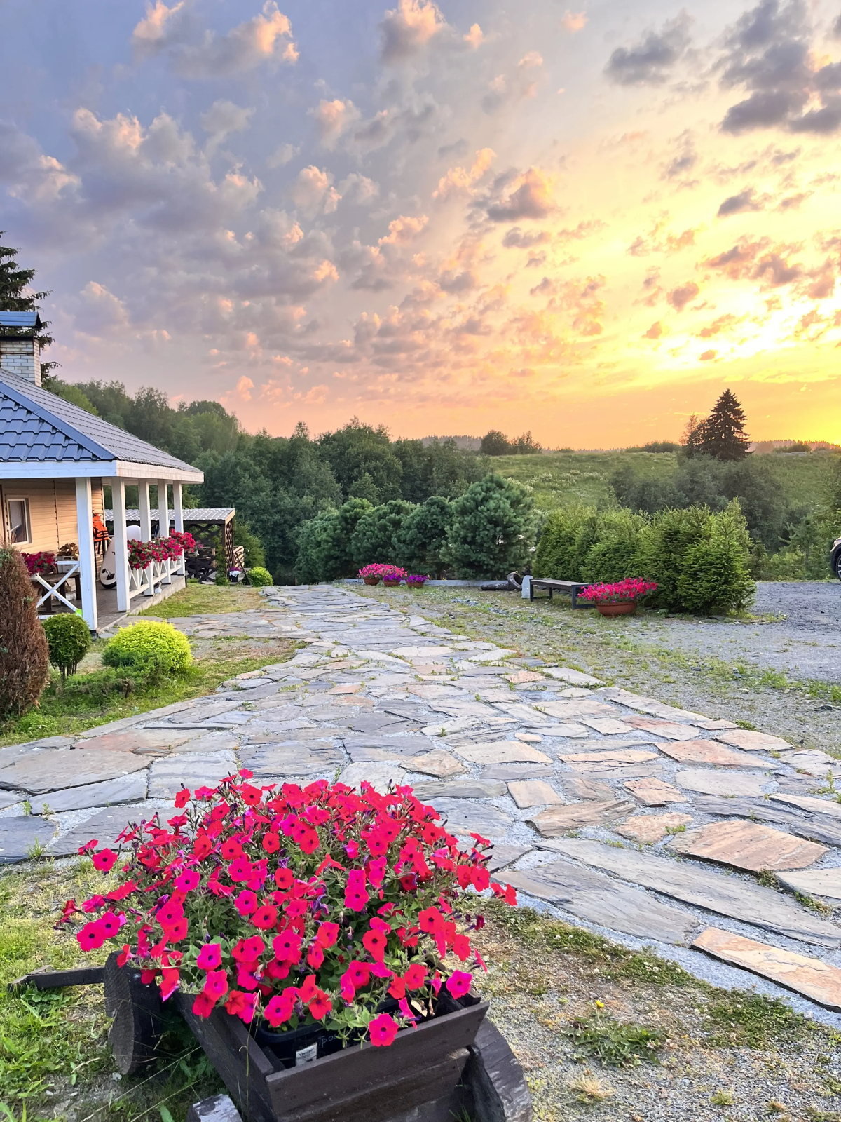 Частный дом у реки