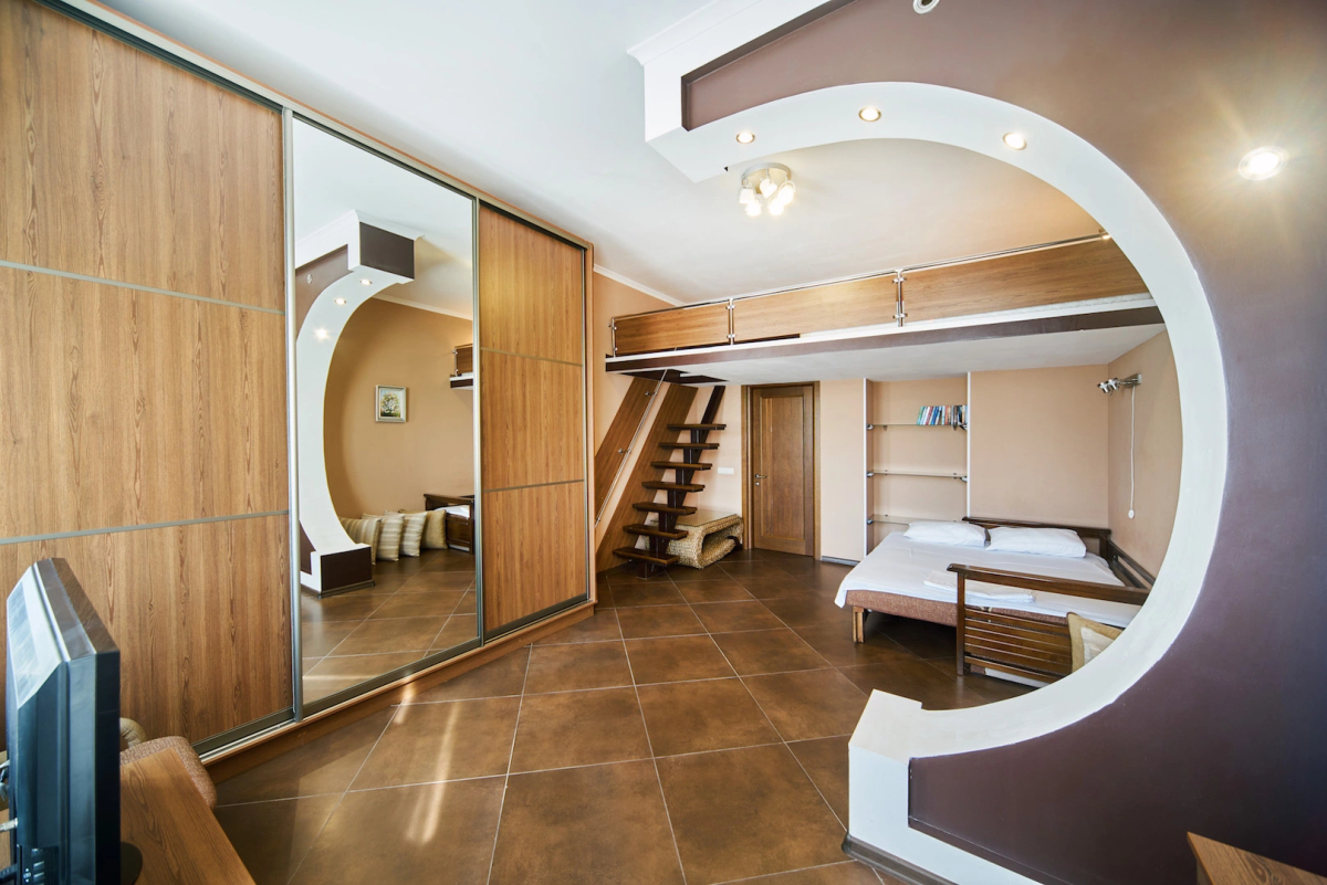 Двухуровневые апартаменты у моря на Античном