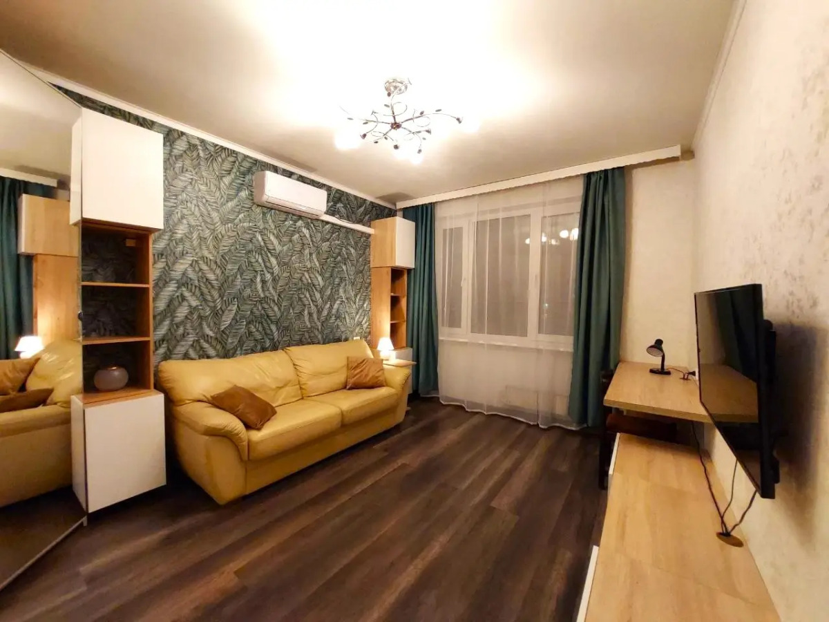 Квартира Трехкомнатная Недалеко от Метро Пражская