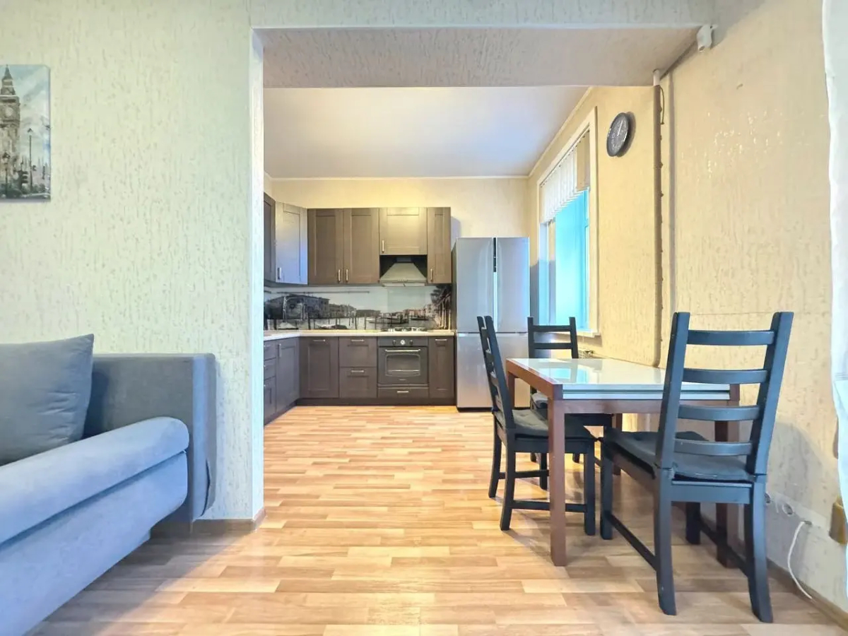 Квартира Трехкомнатная с Балконом и Кондиционером в Центре на Весенней