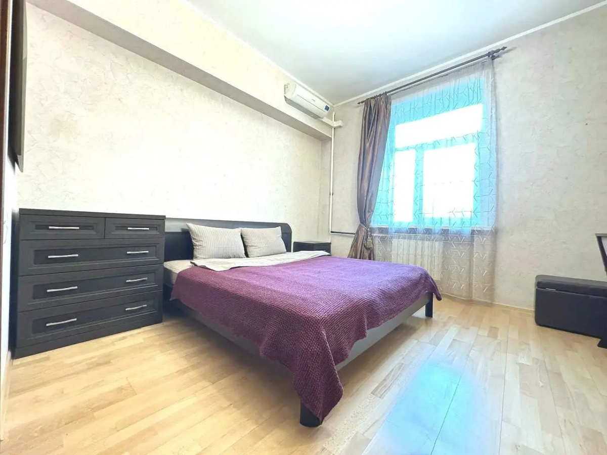 Квартира Трехкомнатная с Балконом и Кондиционером в Центре на Весенней