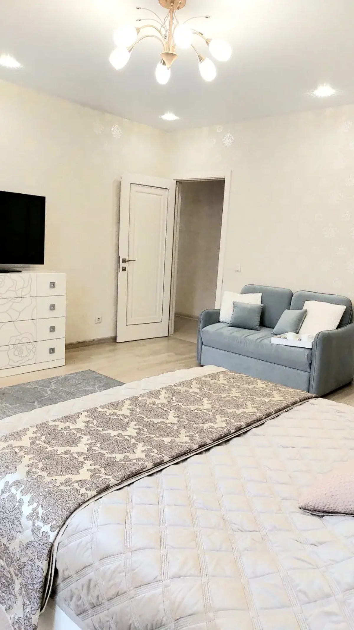 Апартаменты в центре с тремя спальнями на Червякова 55 рядом с парком Победы