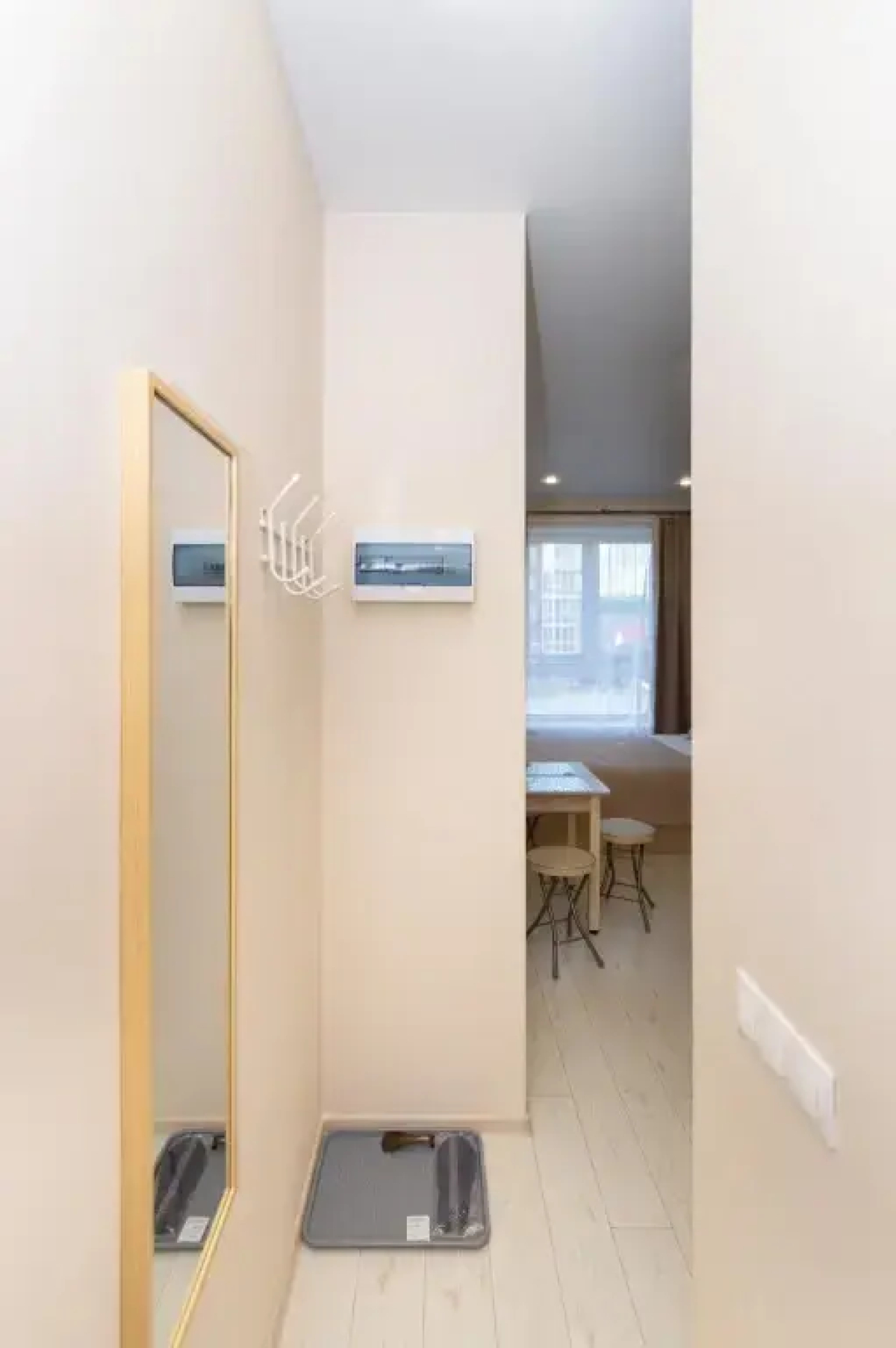 Апартаменты Мини студия в Центре с кухней, душем и большим окном