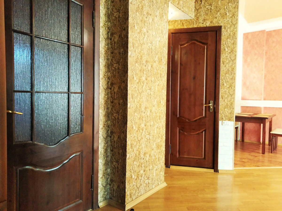 Квартира 3-комн. cталинка с большой ванной рядом с набережной