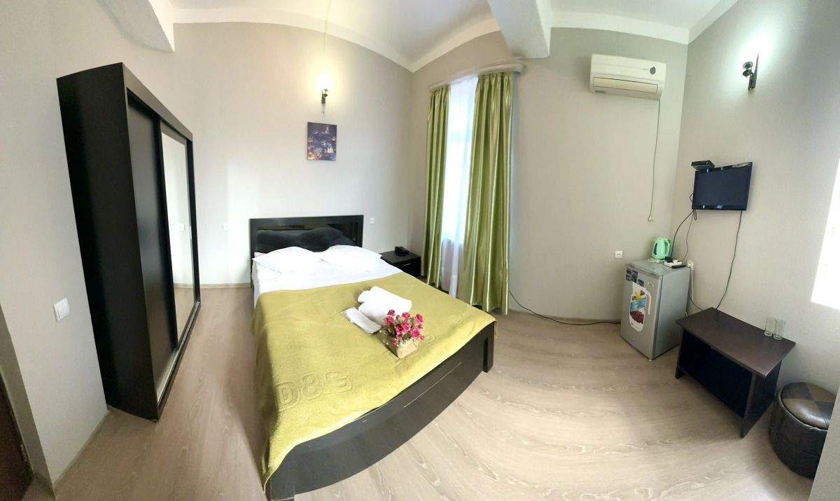 Отель Qeroli old town