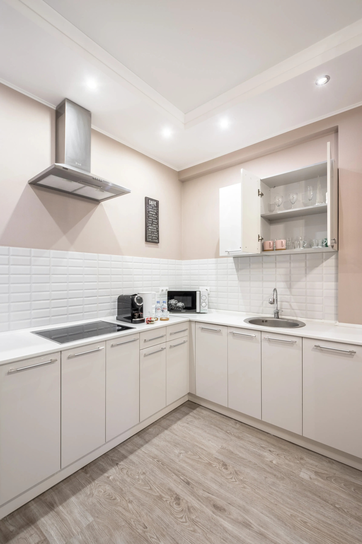 Апартаменты с панорамным видом на город, с большим телевизором (65 дюймов) и Алисой. Встречайте рассветы!