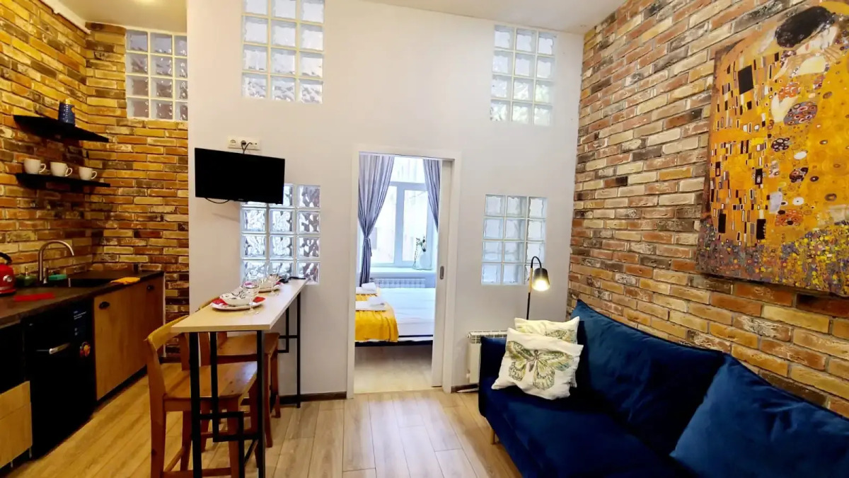 Апартаменты на Большом 13 Два Окна в Спальне