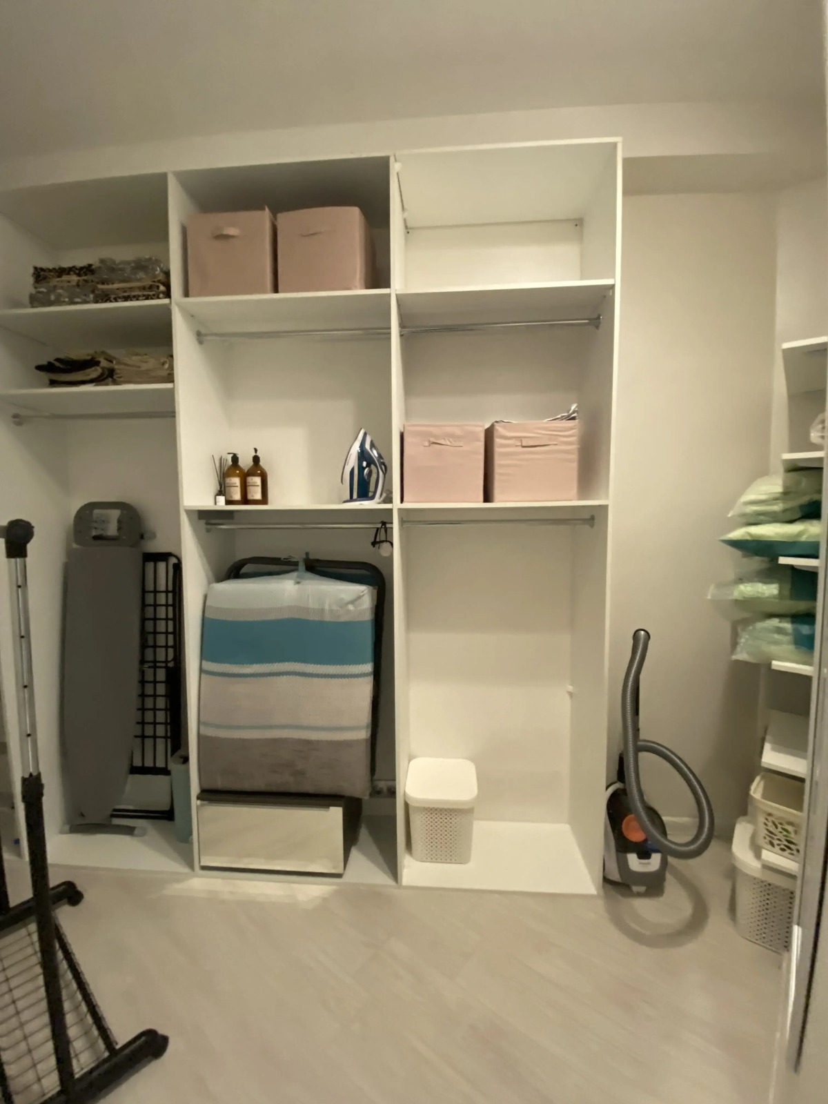 Апартаменты в современном стиле с камином