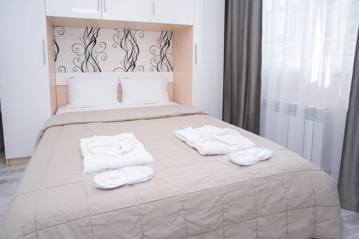 Апартаменты Red Apartments Арт Лайт Сити Апартамент Рафаэль