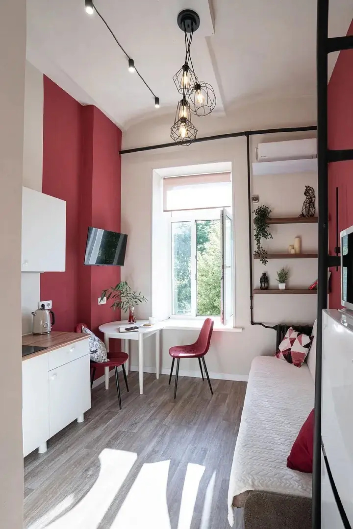 Квартира мини-студия со вторым ярусом у парка с озерами