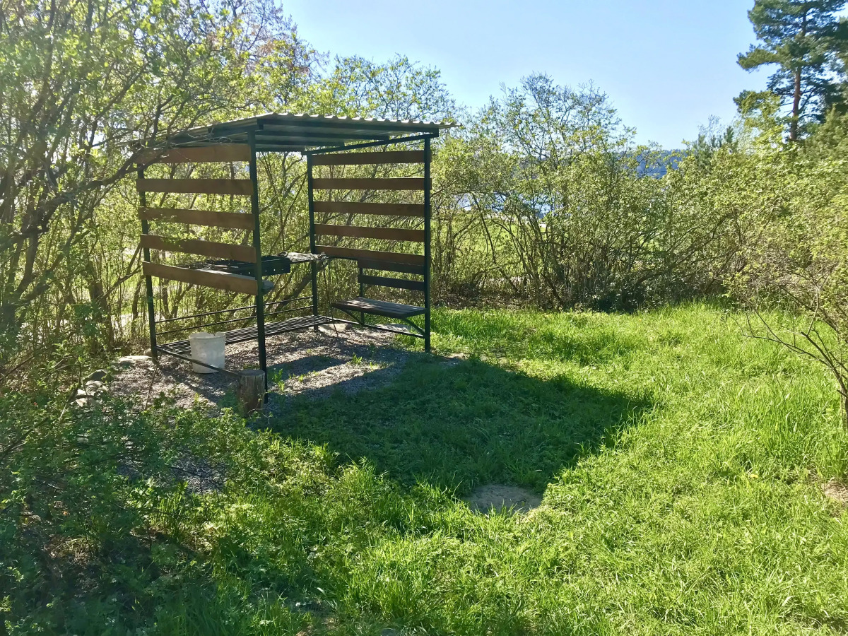 Частный дом Дом на скале с видом на озеро.