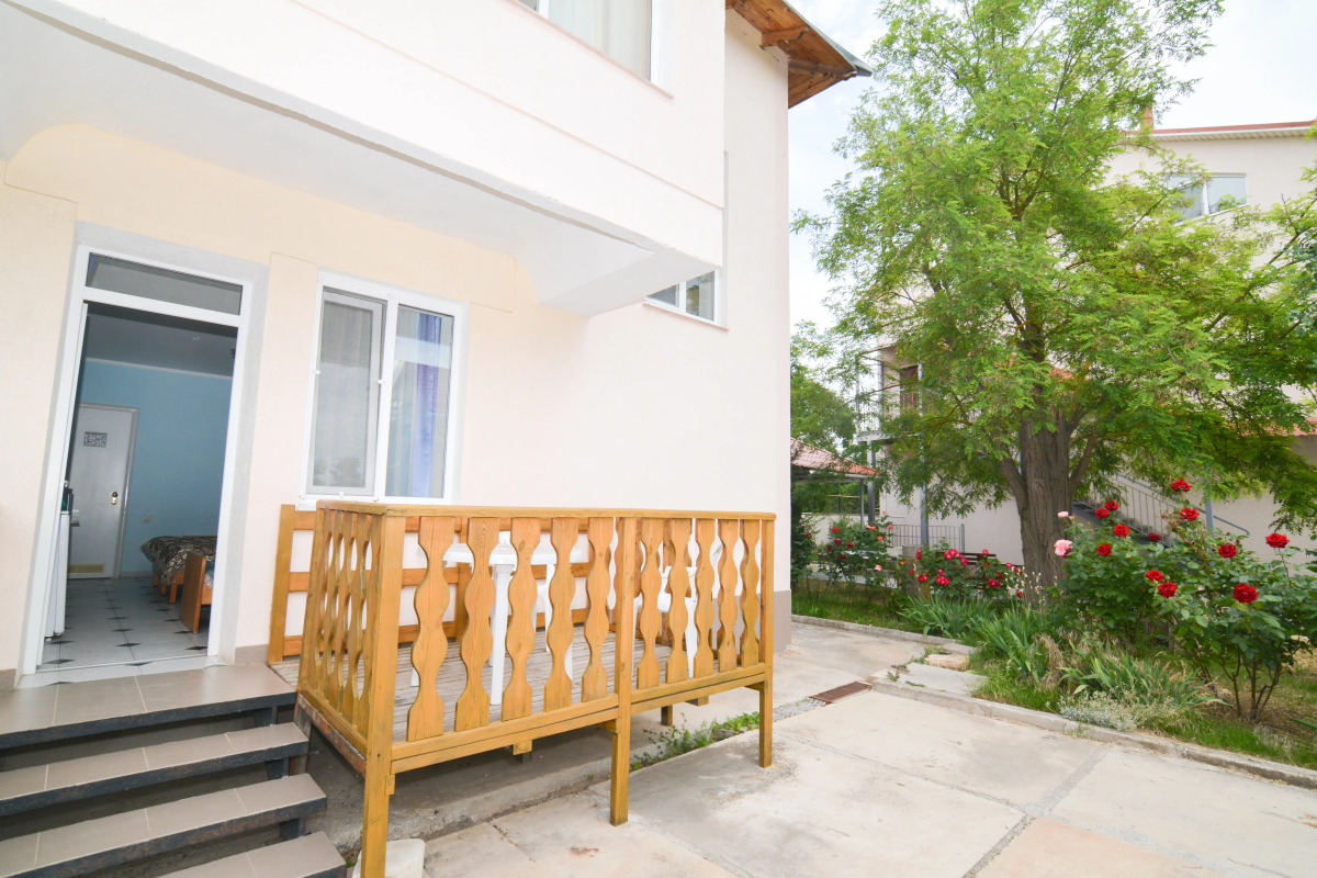 Отель Пчела