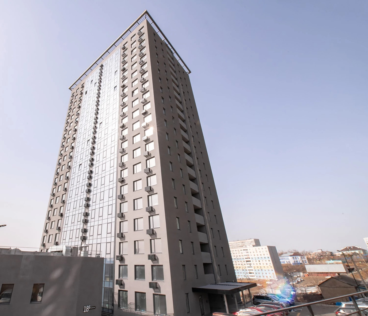 Апартаменты на высоком этаже с видом на мост, недалеко от центра. Брянская 18.