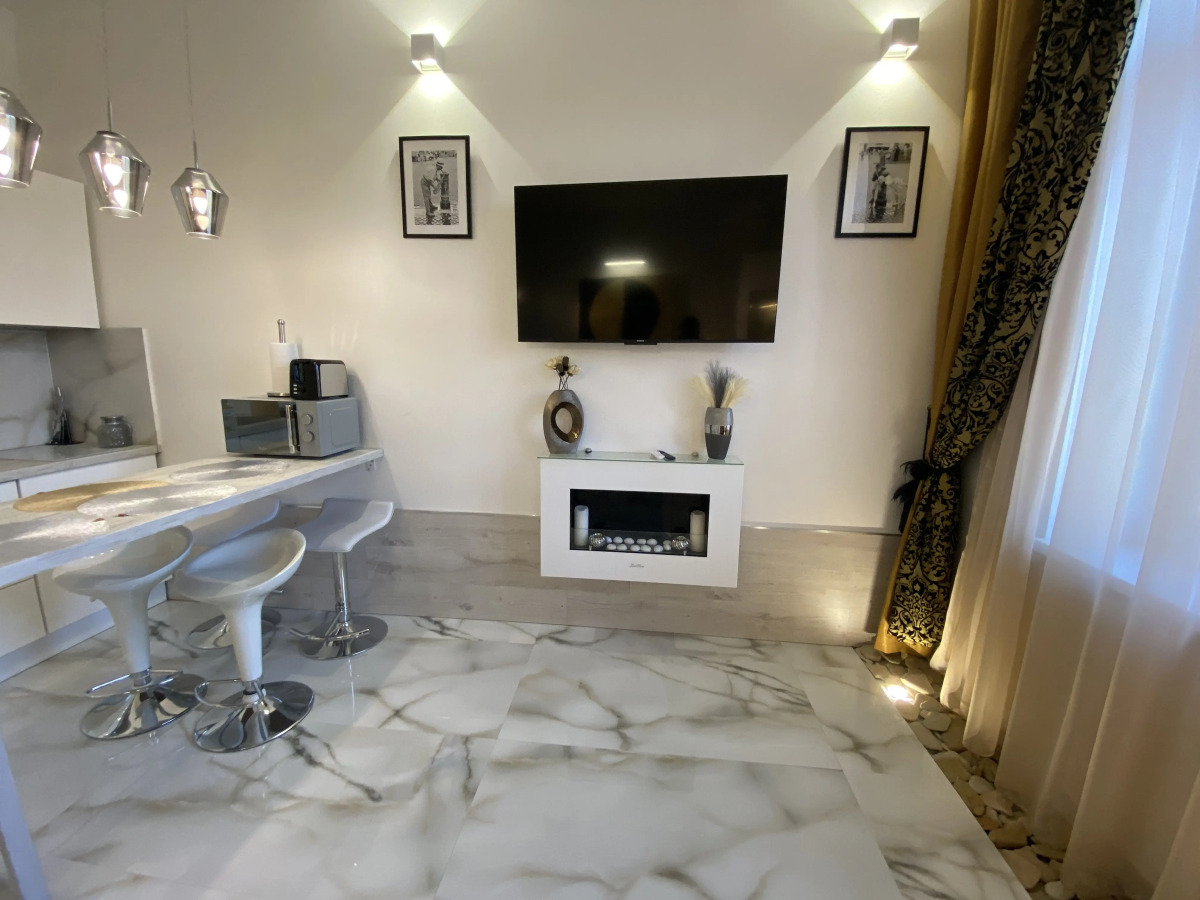 Апартаменты в современном стиле с камином