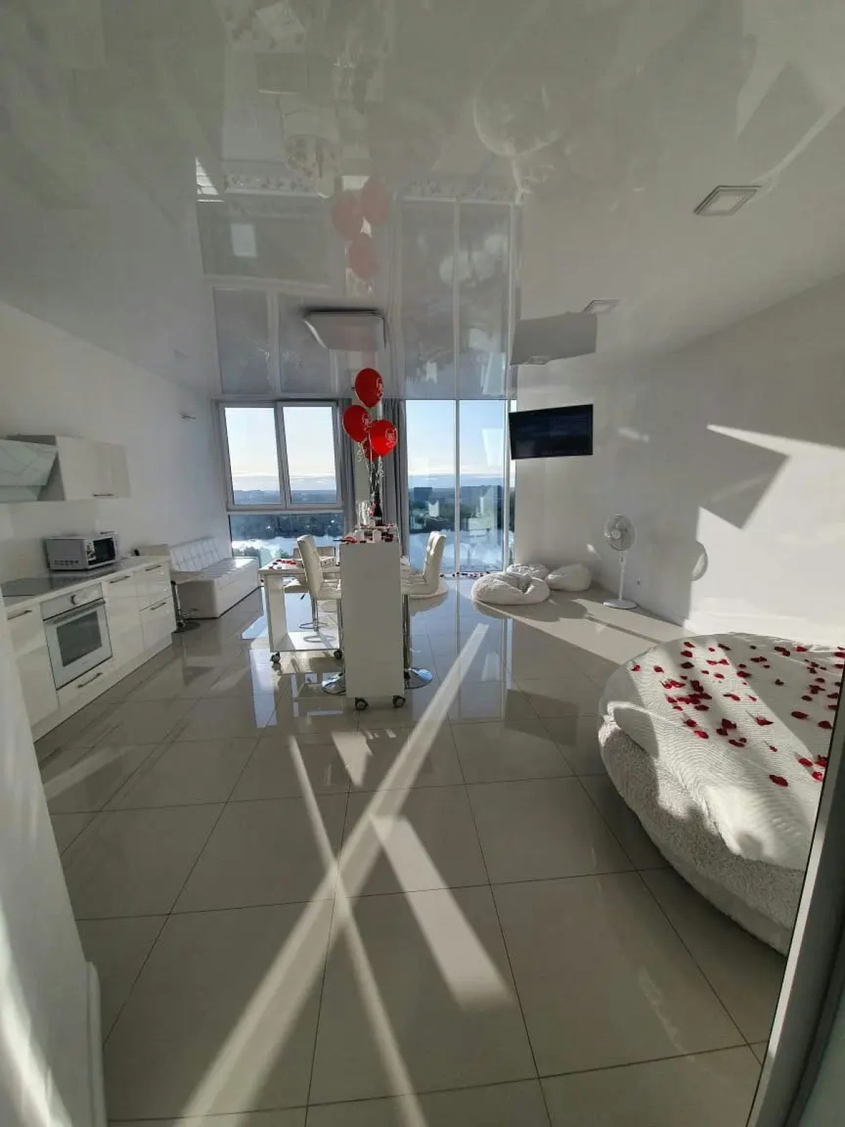 Апартаменты Белая Романтическая Студия с Панорамным Видом