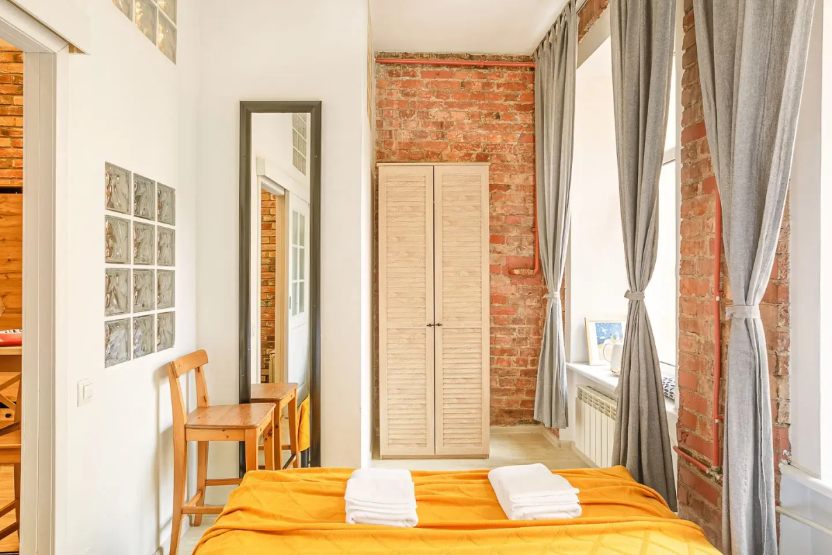 Апартаменты на Большом 13 Два Окна в Спальне