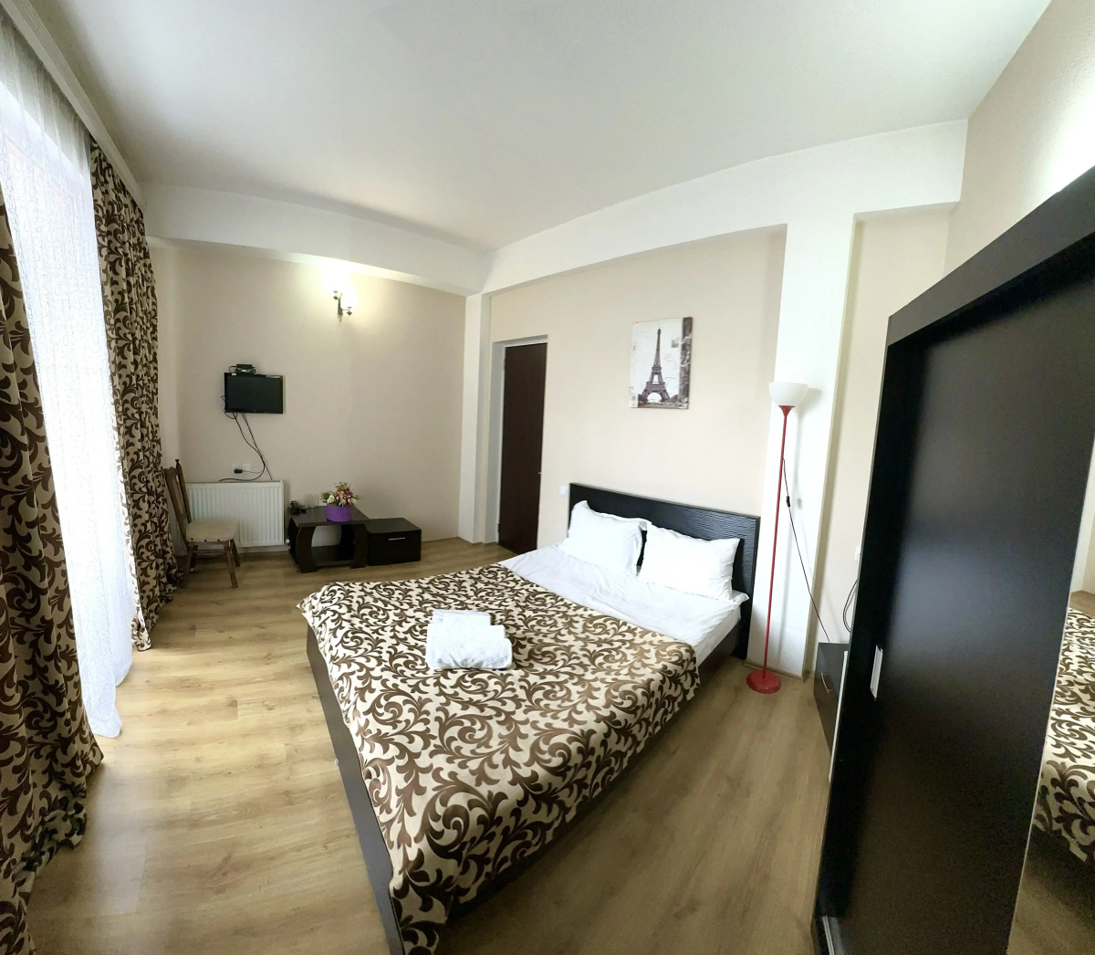 Отель Qeroli old town