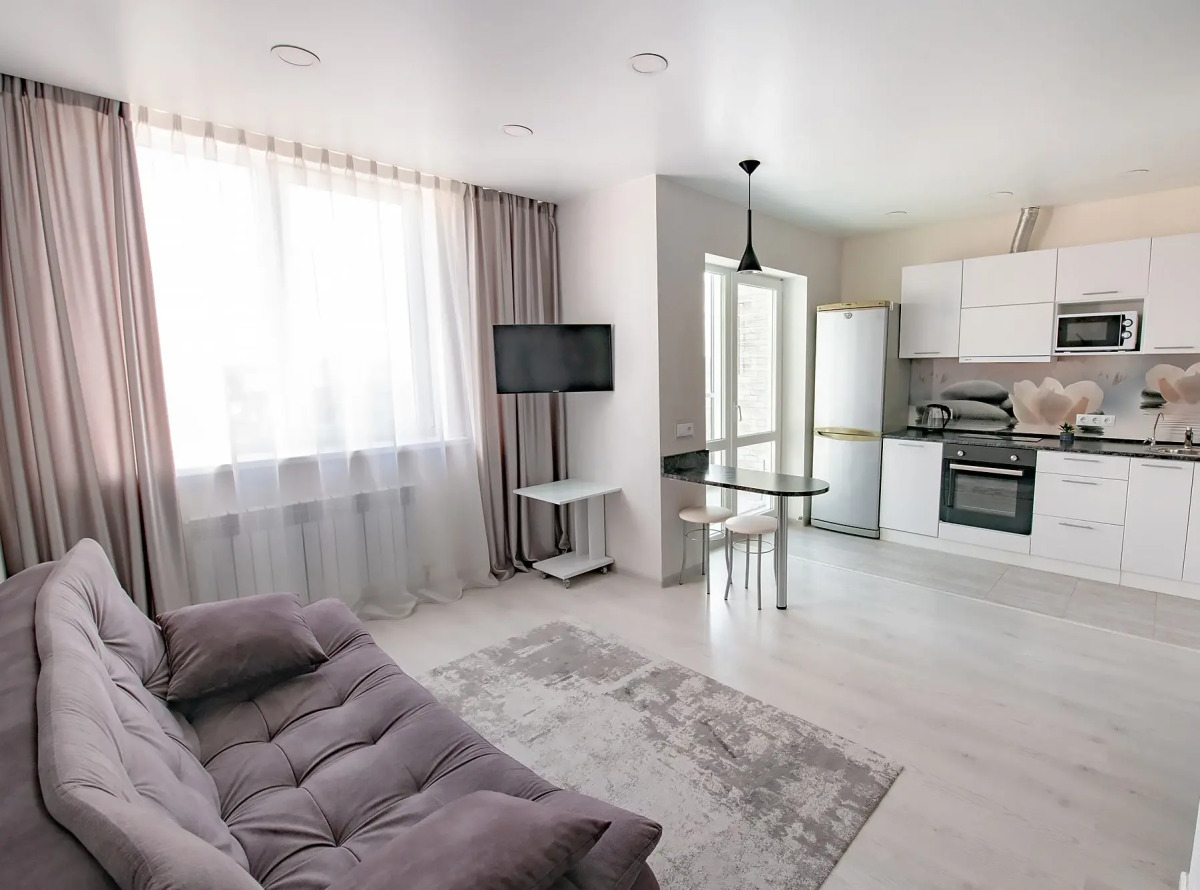 Апартаменты на высоком этаже, рядом с театром и мостом, недалеко от центра. Фастовская 29.