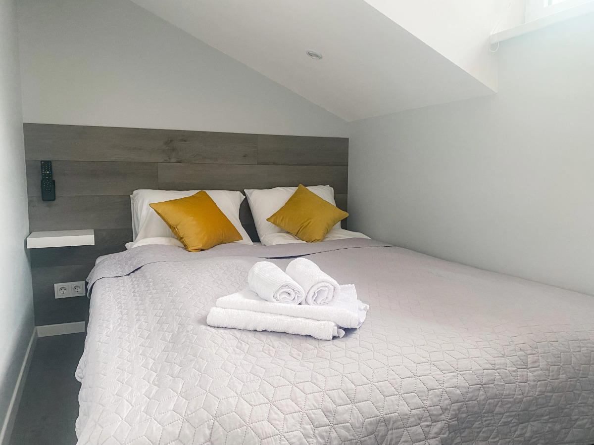 Студия с видом на озеро и горы на улице ГЭС