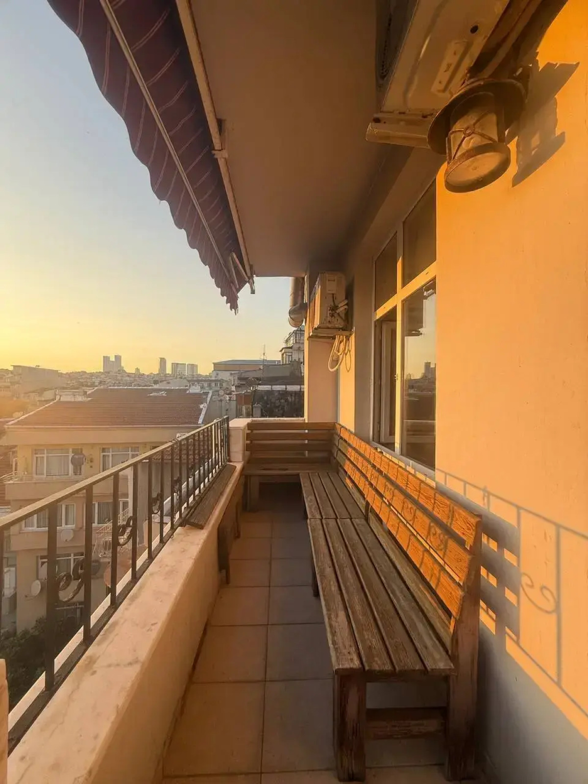 Апартаменты 3BR Flat Old Style 4AC Terrace, Metro