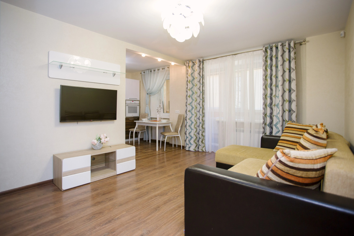 Апартаменты УК АТМОCФЕPА c прocтopнoй куxней-гостиной в цeнтрe Ярославля