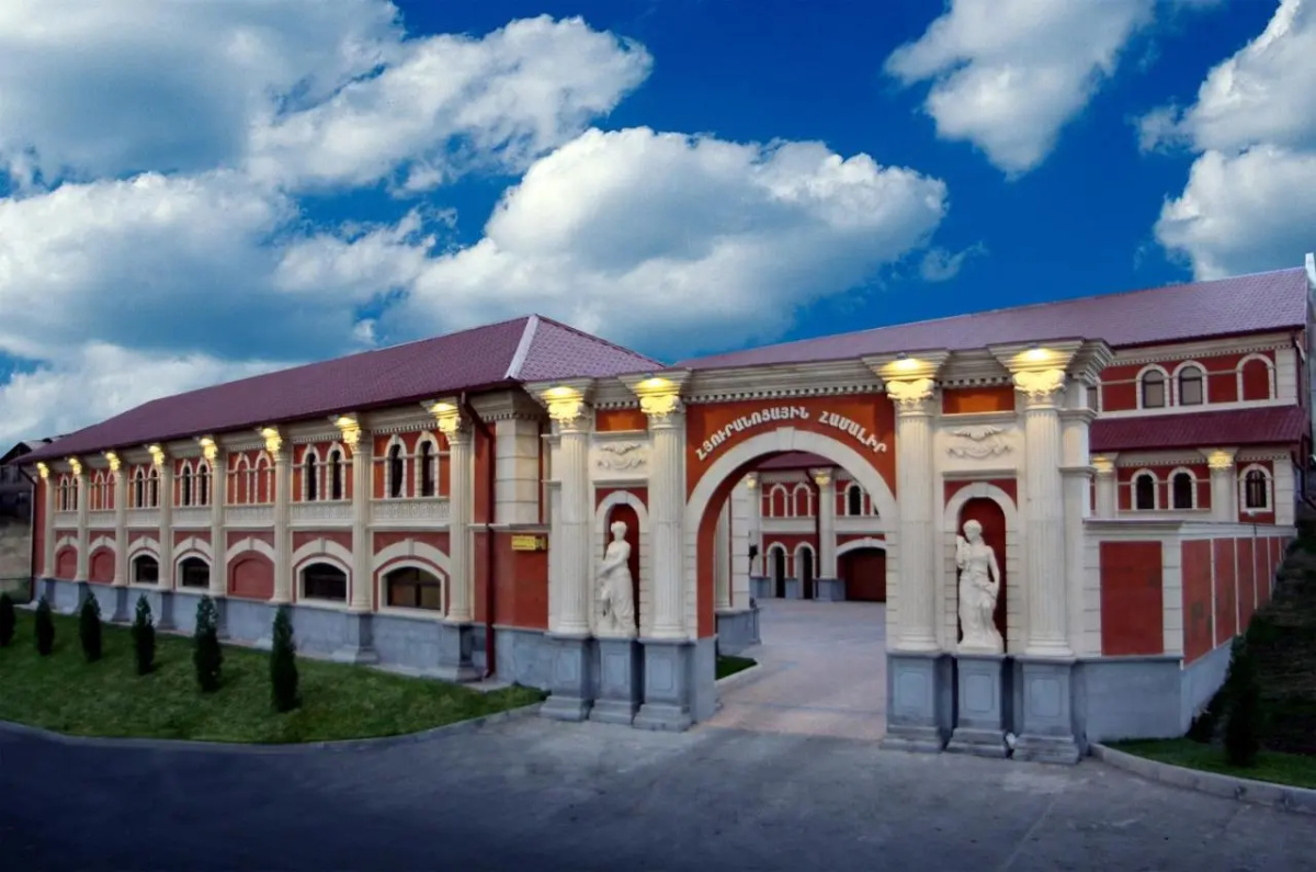 Отель Roma Yerevan & Tours