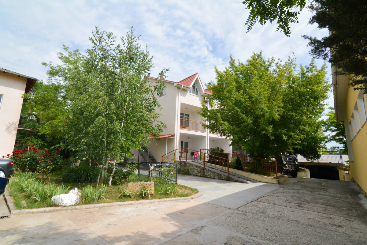 Отель Пчела