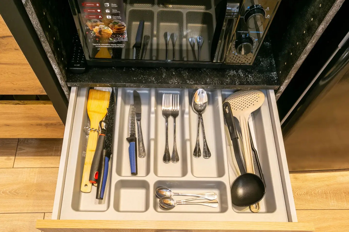 Апартаменты на Большом 13 Два Окна в Спальне