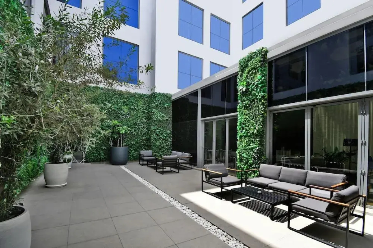 Отель Lemon Tree Hotel Jumeirah Dubai