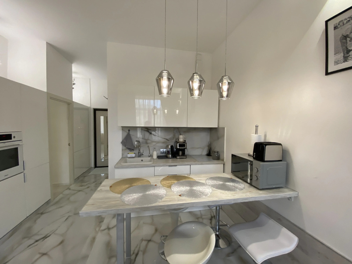 Апартаменты в современном стиле с камином