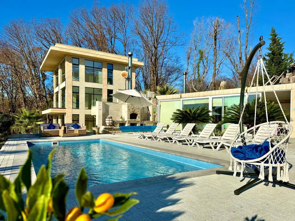 Квартира Сапфир с бассейном и видом на лес