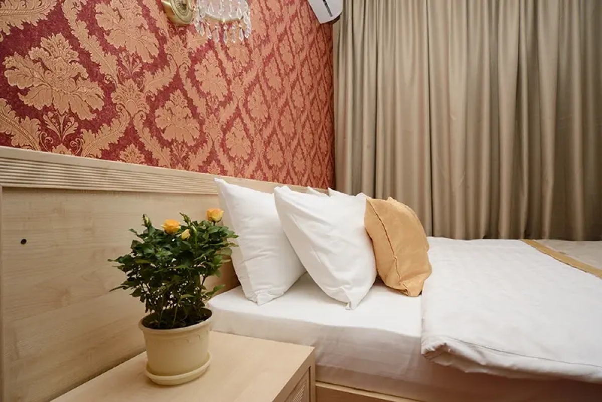 Apelsin Hotel on Vystavochnaya