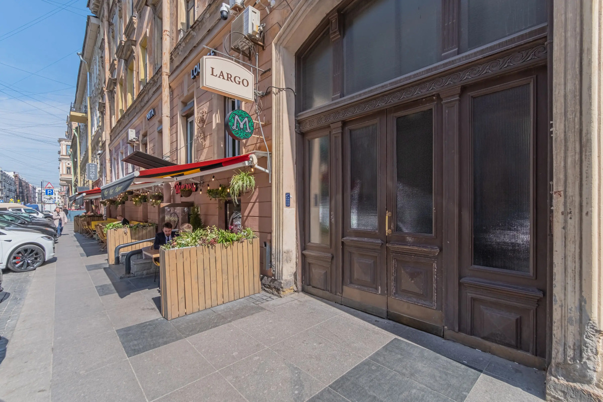 Ларго у Невского проспекта